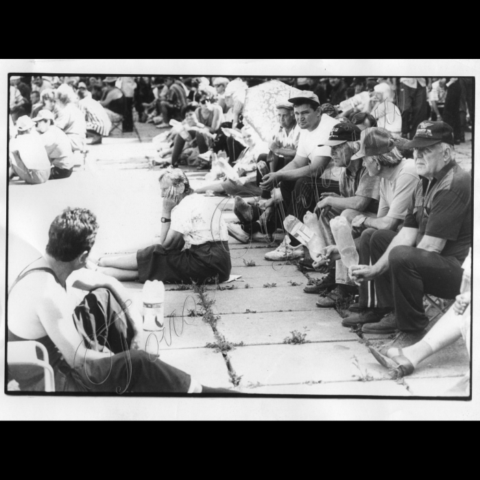 16.06.1999.
Шахтарі біля ВР