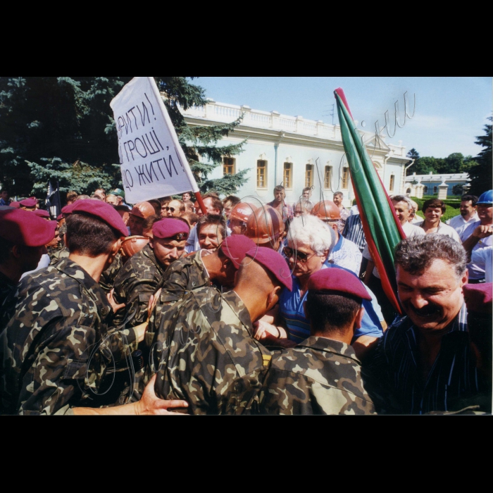 16.06.1999.
Шахтарі біля ВР