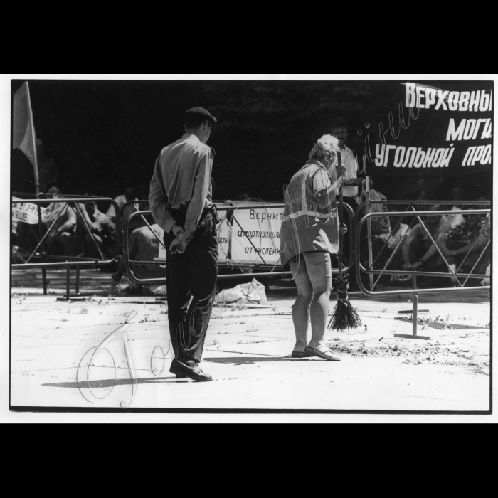 21.06.1999.
Пікети шахтарів біля ВР.
