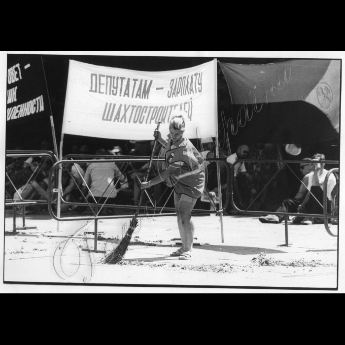 21.06.1999.
Пікети шахтарів біля ВР. 