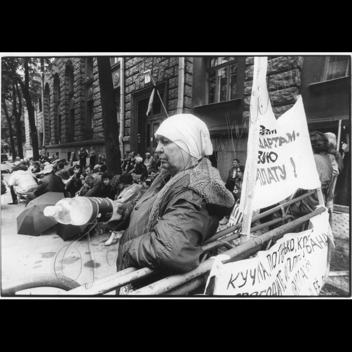 22.06.1999.
Пікети шахтарів та їх дружин на Банковій.