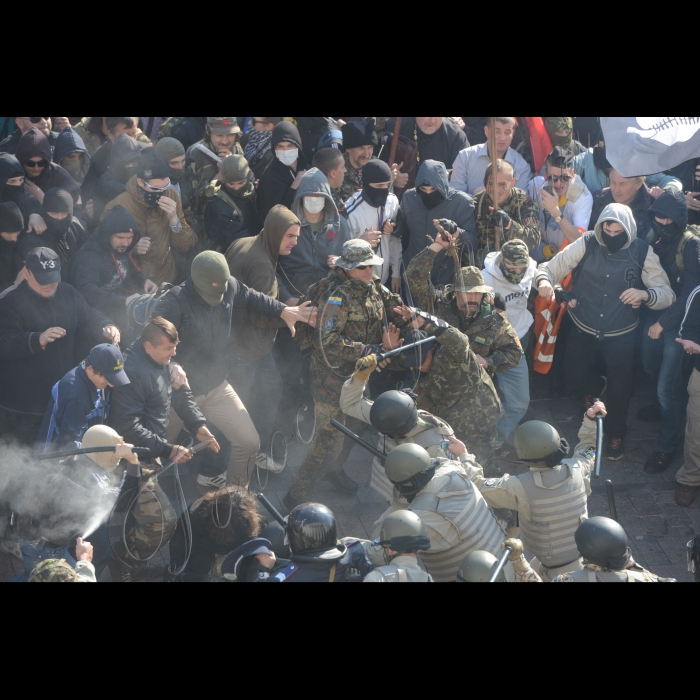 14 жовтня 2014. На свято Покрови, Всеукраїнське об’єднання «Свобода» провело в Києві традиційний Марш слави Героїв за визнання воїнів Української Повстанської Армії борцями за незалежність Української держави. 
Учасники пройшли Хрещатиком від Майдану Незалежності до Европейської площі, а звідти вулицею Грушевського до Верховної Ради України. Націоналісти пікетували парламент із вимогою ухвалити закони про визнання УПА борцями за незалежність України та про заборону комуністичної ідеології.

Сутички з міліцією біля ВР, пікетувальники вимагали визнати УПА на державному рівні
Біля входу до Верховної Ради сталися сутички між групою невідомих осіб та правоохоронцями.
 14 жовтня, у день Покрови Божої Матері, ВО «Свобода» провела у Києві традиційний марш. Активісти «Свободи» кількатисячною організованою колоною пройшли вулицями Києва до ВР.
 Тим часом до ВР прибула група невідомих людей у балаклавах. Вони кинули коктейль Молотова в будівлю Верховної Ради, а також закидали правоохоронців петардами та з палицями намагались пробитись крізь їхній кордон до будівлі ВР.
