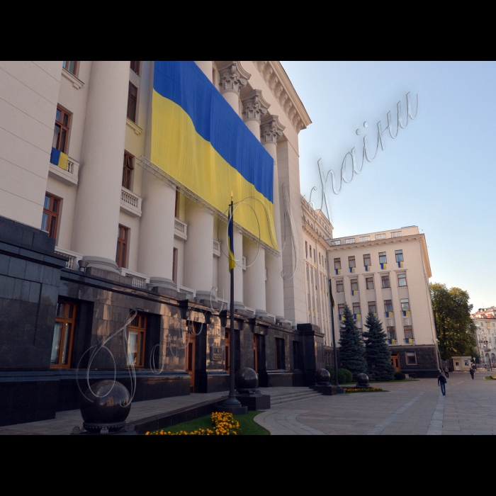 Прапор України на будівлі Адміністрації Президента України до Дня Незалежності України