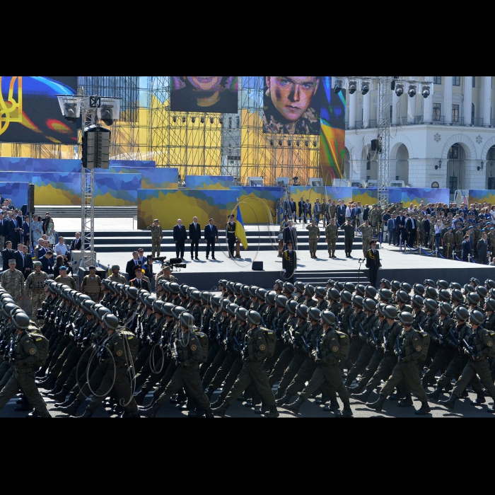 На столичному Майдані Незалежності і Хрещатику святкують 24-ту річницю Незалежності України. Керівництво держави (Голова ВР України Володимир Гройсман, Президент України Петро Порошенко з дружиною, дітьми Олександрою, Євгенією та Михайлом, Прем’єр-міністр України Арсеній Яценюк з дружиною, голова РНБО Олекснадр Турчинов, представники різних релігійних конфесій і організацій України) взяли участь у врученні бойових прапорів військовим підрозділам, Марші миру. Кияни і гості міста, вбрані у національний одяг і з національною символікою, призодили в центр Києва пригадати непрості події минулого року, віддати шану загиблим і висловити подяку і підтримку тим, хто захищає нашу країну на Сході.