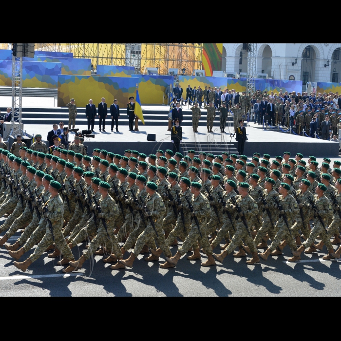 На столичному Майдані Незалежності і Хрещатику святкують 24-ту річницю Незалежності України. Керівництво держави (Голова ВР України Володимир Гройсман, Президент України Петро Порошенко з дружиною, дітьми Олександрою, Євгенією та Михайлом, Прем’єр-міністр України Арсеній Яценюк з дружиною, голова РНБО Олекснадр Турчинов, представники різних релігійних конфесій і організацій України) взяли участь у врученні бойових прапорів військовим підрозділам, Марші миру. Кияни і гості міста, вбрані у національний одяг і з національною символікою, призодили в центр Києва пригадати непрості події минулого року, віддати шану загиблим і висловити подяку і підтримку тим, хто захищає нашу країну на Сході.