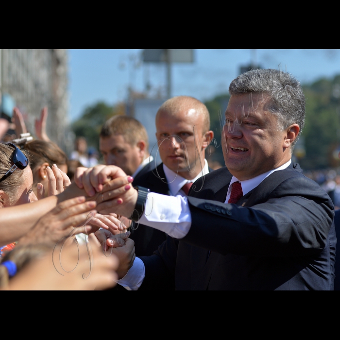 На столичному Майдані Незалежності і Хрещатику святкують 24-ту річницю Незалежності України. Керівництво держави (Голова ВР України Володимир Гройсман, Президент України Петро Порошенко з дружиною, дітьми Олександрою, Євгенією та Михайлом, Прем’єр-міністр України Арсеній Яценюк з дружиною, голова РНБО Олекснадр Турчинов, представники різних релігійних конфесій і організацій України) взяли участь у врученні бойових прапорів військовим підрозділам, Марші миру. Кияни і гості міста, вбрані у національний одяг і з національною символікою, призодили в центр Києва пригадати непрості події минулого року, віддати шану загиблим і висловити подяку і підтримку тим, хто захищає нашу країну на Сході.