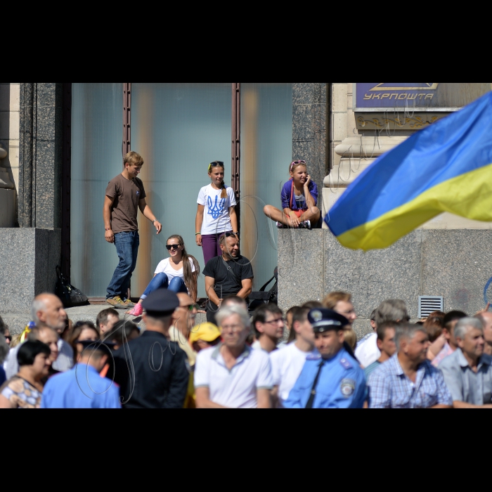 На столичному Майдані Незалежності і Хрещатику святкують 24-ту річницю Незалежності України. Керівництво держави (Голова ВР України Володимир Гройсман, Президент України Петро Порошенко з дружиною, дітьми Олександрою, Євгенією та Михайлом, Прем’єр-міністр України Арсеній Яценюк з дружиною, голова РНБО Олекснадр Турчинов, представники різних релігійних конфесій і організацій України) взяли участь у врученні бойових прапорів військовим підрозділам, Марші миру. Кияни і гості міста, вбрані у національний одяг і з національною символікою, призодили в центр Києва пригадати непрості події минулого року, віддати шану загиблим і висловити подяку і підтримку тим, хто захищає нашу країну на Сході.