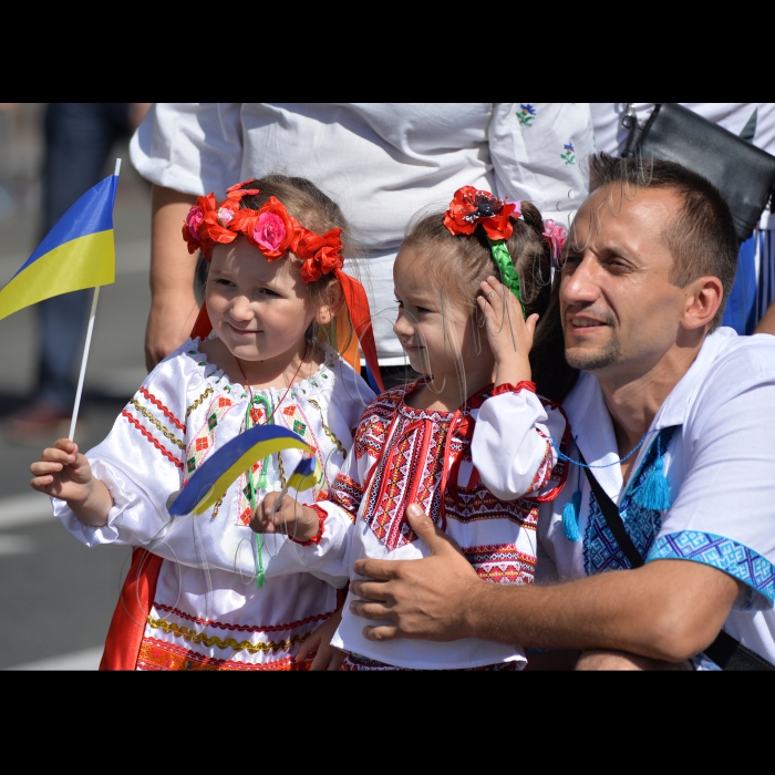 На столичному Майдані Незалежності і Хрещатику святкують 24-ту річницю Незалежності України. Керівництво держави (Голова ВР України Володимир Гройсман, Президент України Петро Порошенко з дружиною, дітьми Олександрою, Євгенією та Михайлом, Прем’єр-міністр України Арсеній Яценюк з дружиною, голова РНБО Олекснадр Турчинов, представники різних релігійних конфесій і організацій України) взяли участь у врученні бойових прапорів військовим підрозділам, Марші миру. Кияни і гості міста, вбрані у національний одяг і з національною символікою, призодили в центр Києва пригадати непрості події минулого року, віддати шану загиблим і висловити подяку і підтримку тим, хто захищає нашу країну на Сході.