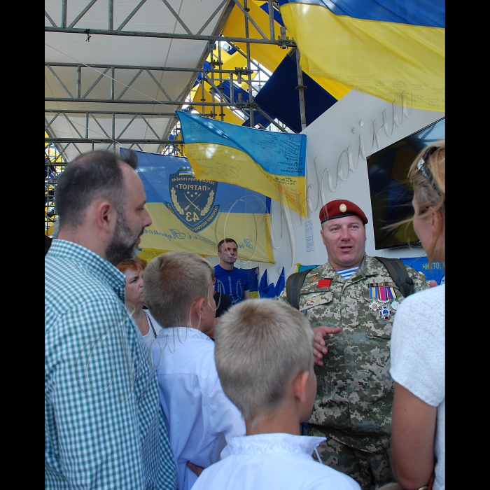 24.08.15
У День прапора на Софійській площі в Києві відкрилася Триденна виставка українських прапорів-реліквій (23-25 ​​серпня)
Виставка прапорів на Софійській площі налічуватиме близько 60 легендарних жовто-блакитних стягів, в тому числі і переданих з АТО, волонтерських прапорів і прапорів з Національного історичного музею.
 
