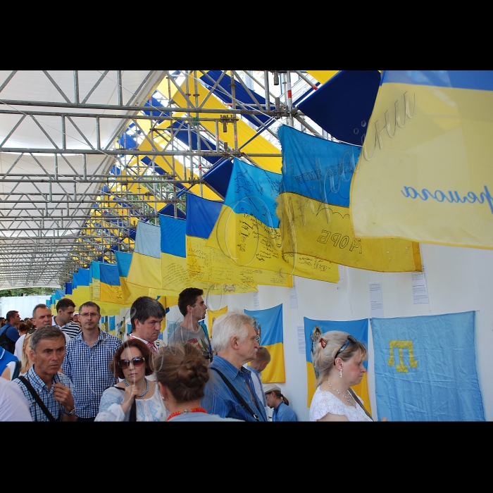 24.08.15
У День прапора на Софійській площі в Києві відкрилася Триденна виставка українських прапорів-реліквій (23-25 ​​серпня)
Виставка прапорів на Софійській площі налічуватиме близько 60 легендарних жовто-блакитних стягів, в тому числі і переданих з АТО, волонтерських прапорів і прапорів з Національного історичного музею.
 