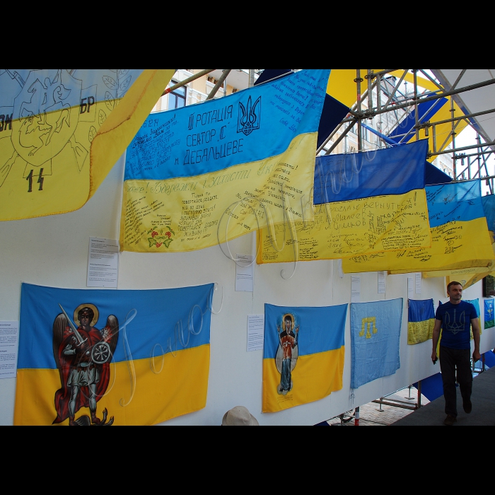 24.08.15
У День прапора на Софійській площі в Києві відкрилася Триденна виставка українських прапорів-реліквій (23-25 ​​серпня)
Виставка прапорів на Софійській площі налічуватиме близько 60 легендарних жовто-блакитних стягів, в тому числі і переданих з АТО, волонтерських прапорів і прапорів з Національного історичного музею.
 