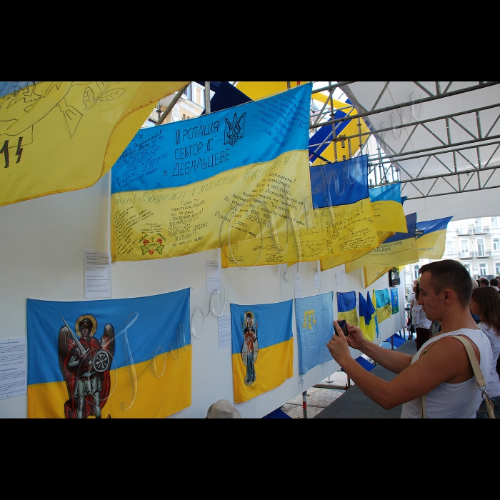 24.08.15
У День прапора на Софійській площі в Києві відкрилася Триденна виставка українських прапорів-реліквій (23-25 ​​серпня)
Виставка прапорів на Софійській площі налічуватиме близько 60 легендарних жовто-блакитних стягів, в тому числі і переданих з АТО, волонтерських прапорів і прапорів з Національного історичного музею.
 