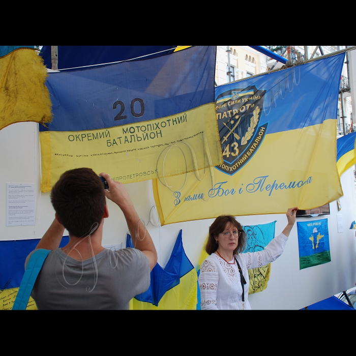 24.08.15
У День прапора на Софійській площі в Києві відкрилася Триденна виставка українських прапорів-реліквій (23-25 ​​серпня)
Виставка прапорів на Софійській площі налічуватиме близько 60 легендарних жовто-блакитних стягів, в тому числі і переданих з АТО, волонтерських прапорів і прапорів з Національного історичного музею.
 