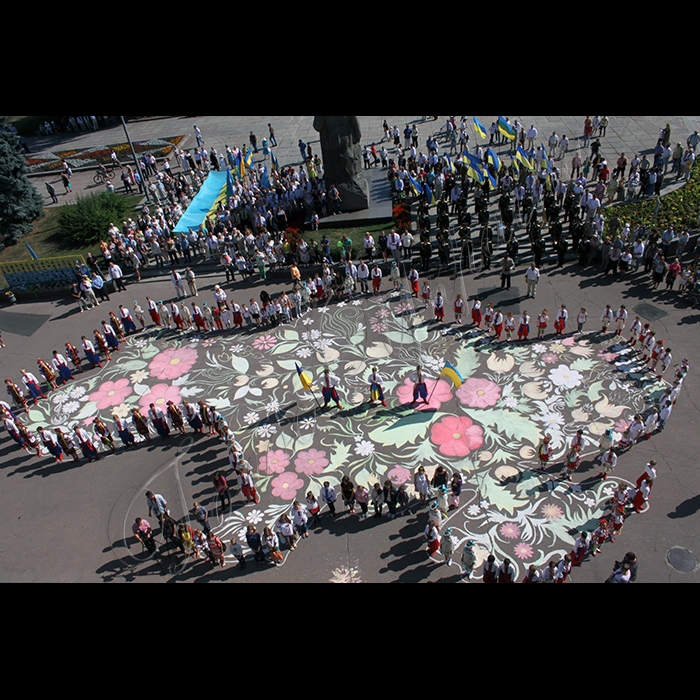 24.08.2015. На майдані Сергія Корольова в Житомирі під час відзначення Дня Незалежності діти утворили живий ланцюг навколо розмальованої квітами карти України. 