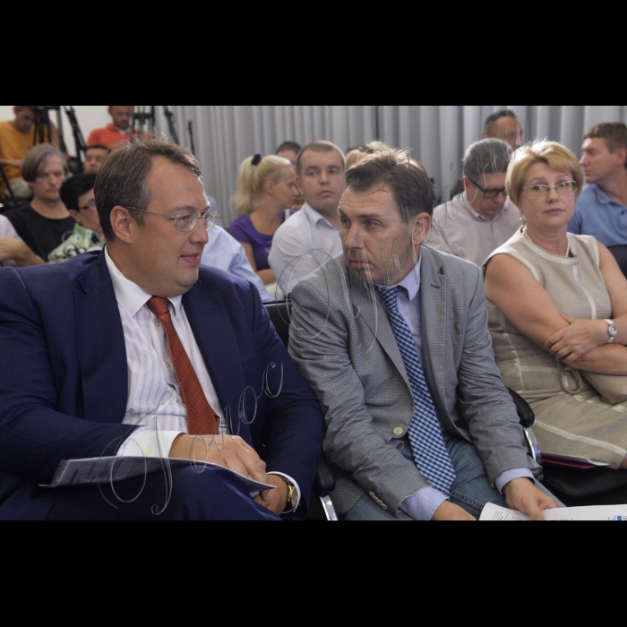 28 серпня 2015
В Українському кризовому  медіа-центри  відбулось незалежне експертне обговорення змін до Конституції України у частині децентралізації: «ЗА та ПРОТИ змін до Конституції. Експертне обговорення». Обговорення ініціювали народні депутати різних фракцій - Вікторія Пташник, Ганна Гопко, Альона Шкрум, Мустафа Найєм, Ігор Луценко. Депутати не вступатимуть у дискусію, а лише ставитимуть питання експертам-конституціоналістам – членам Громадської Конституційної комісії. Серед них: Олександр Батанов, Юрій Ганущак, Сергій Головатий, Юлія Кириченко, Юрій Ключковський, Микола Козюбра, Ігор Коліушко, Мирослав Пітцик, Петро Стецюк, Михайло Теплюк, Анатолій Ткачук, Віктор Шишкін. Мета проведення дискусії – допомогти народним депутати сформувати позицію стосовно законопроекту про зміни до Конституції, спираючись на аргументи провідних експертів. 
Hародні депутати Антон Геращенко, Олександр Черненко