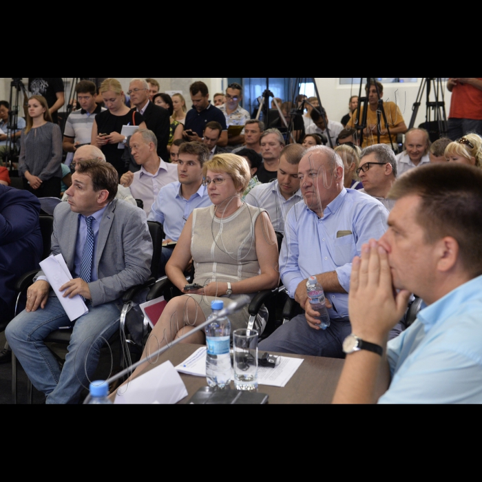 28 серпня 2015
В Українському кризовому  медіа-центри  відбулось незалежне експертне обговорення змін до Конституції України у частині децентралізації: «ЗА та ПРОТИ змін до Конституції. Експертне обговорення». Обговорення ініціювали народні депутати різних фракцій - Вікторія Пташник, Ганна Гопко, Альона Шкрум, Мустафа Найєм, Ігор Луценко. Депутати не вступатимуть у дискусію, а лише ставитимуть питання експертам-конституціоналістам – членам Громадської Конституційної комісії. Серед них: Олександр Батанов, Юрій Ганущак, Сергій Головатий, Юлія Кириченко, Юрій Ключковський, Микола Козюбра, Ігор Коліушко, Мирослав Пітцик, Петро Стецюк, Михайло Теплюк, Анатолій Ткачук, Віктор Шишкін. Мета проведення дискусії – допомогти народним депутати сформувати позицію стосовно законопроекту про зміни до Конституції, спираючись на аргументи провідних експертів. 
Народні депутати Олександр Черненко, Віктор Чумак