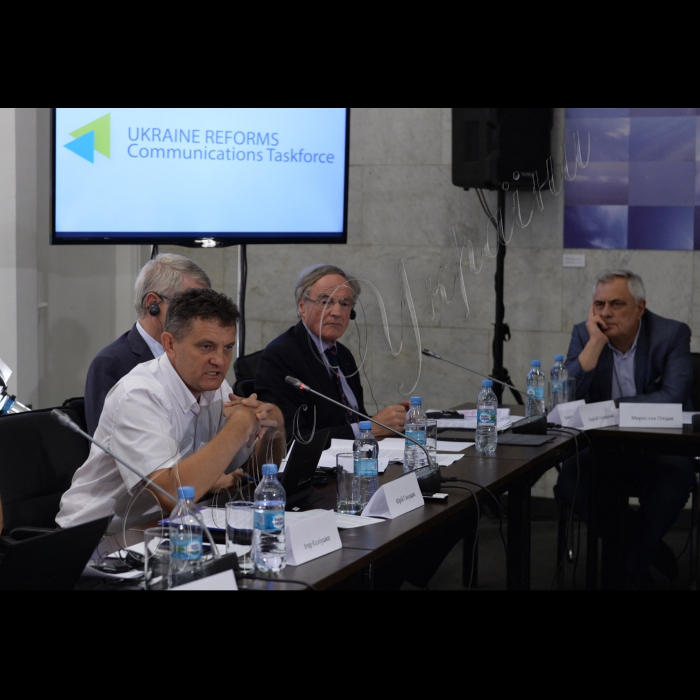 28 серпня 2015
В Українському кризовому  медіа-центри  відбулось незалежне експертне обговорення змін до Конституції України у частині децентралізації: «ЗА та ПРОТИ змін до Конституції. Експертне обговорення». Обговорення ініціювали народні депутати різних фракцій - Вікторія Пташник, Ганна Гопко, Альона Шкрум, Мустафа Найєм, Ігор Луценко. Депутати не вступатимуть у дискусію, а лише ставитимуть питання експертам-конституціоналістам – членам Громадської Конституційної комісії. Серед них: Олександр Батанов, Юрій Ганущак, Сергій Головатий, Юлія Кириченко, Юрій Ключковський, Микола Козюбра, Ігор Коліушко, Мирослав Пітцик, Петро Стецюк, Михайло Теплюк, Анатолій Ткачук, Віктор Шишкін. Мета проведення дискусії – допомогти народним депутати сформувати позицію стосовно законопроекту про зміни до Конституції, спираючись на аргументи провідних експертів. 
Член Громадської Конституційної комісії Юрій Ганущак – на передньому плані