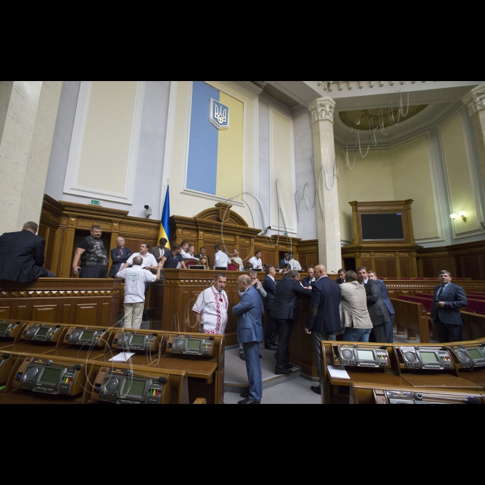 Сесійна зала ВР.
Представники Радикальної партії Олега Ляшка блокують президію у сесійній залі ВР, На 11-ту годину мало розпочатися позачергове засідання Верховної ради.