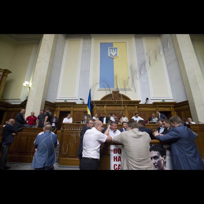 Сесійна зала ВР.
Представники Радикальної партії Олега Ляшка блокують президію у сесійній залі ВР, На 11-ту годину мало розпочатися позачергове засідання Верховної ради.