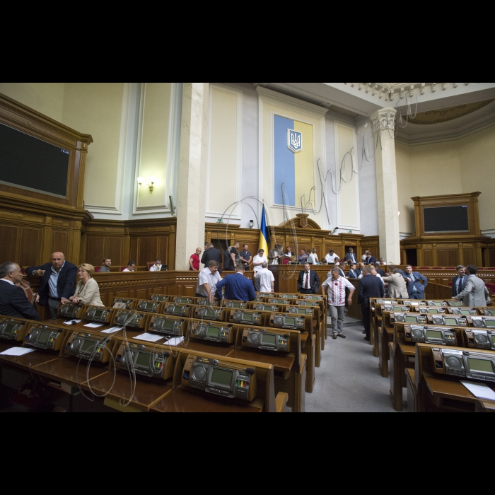 Сесійна зала ВР.
Представники Радикальної партії Олега Ляшка блокують президію у сесійній залі ВР, На 11-ту годину мало розпочатися позачергове засідання Верховної ради.