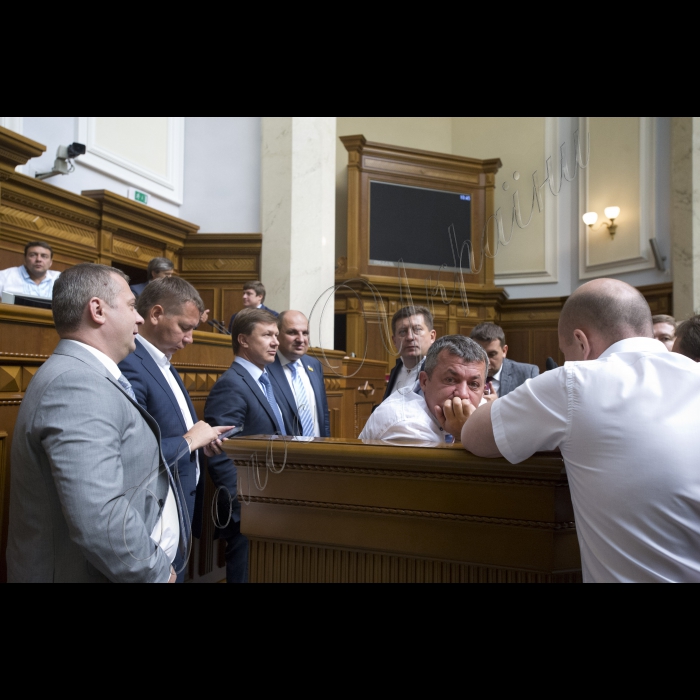 Сесійна зала ВР.
Представники Радикальної партії Олега Ляшка блокують президію у сесійній залі ВР, На 11-ту годину мало розпочатися позачергове засідання Верховної ради.