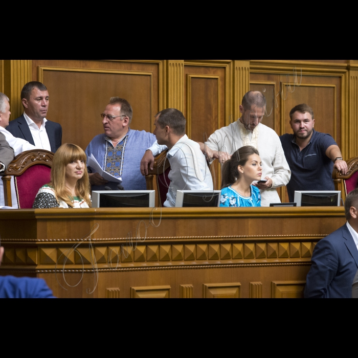 Сесійна зала ВР.
Представники Радикальної партії Олега Ляшка блокують президію у сесійній залі ВР, На 11-ту годину мало розпочатися позачергове засідання Верховної ради.
