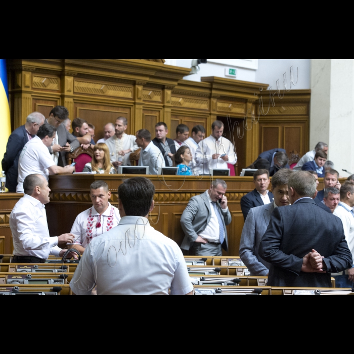 Сесійна зала ВР.
Представники Радикальної партії Олега Ляшка блокують президію у сесійній залі ВР, На 11-ту годину мало розпочатися позачергове засідання Верховної ради.