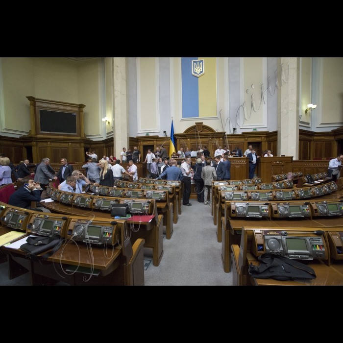 Сесійна зала ВР.
Представники Радикальної партії Олега Ляшка блокують президію у сесійній залі ВР, На 11-ту годину мало розпочатися позачергове засідання Верховної ради.