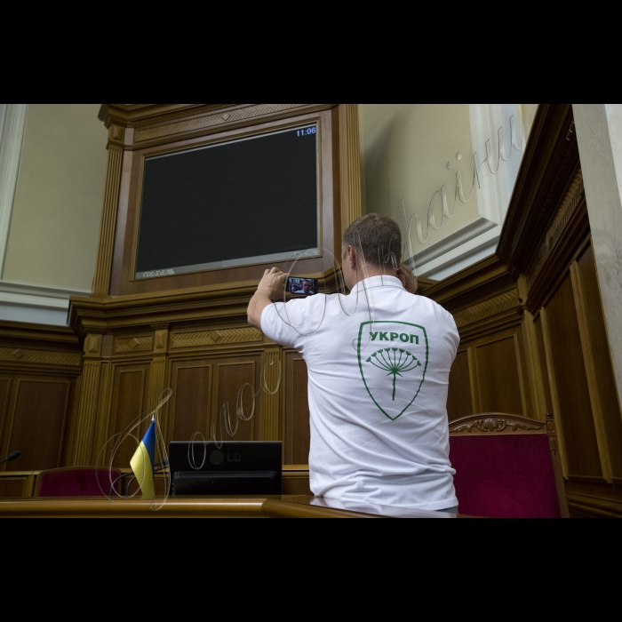 Сесійна зала ВР.
Представники Радикальної партії Олега Ляшка блокують президію у сесійній залі ВР, На 11-ту годину мало розпочатися позачергове засідання Верховної ради.