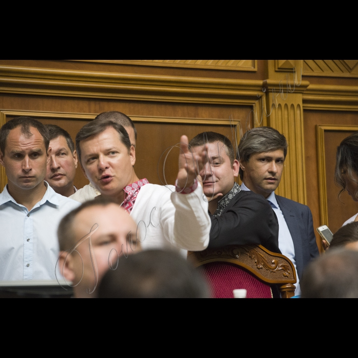 Сесійна зала ВР.
Представники Радикальної партії Олега Ляшка блокують президію у сесійній залі ВР, На 11-ту годину мало розпочатися позачергове засідання Верховної ради.