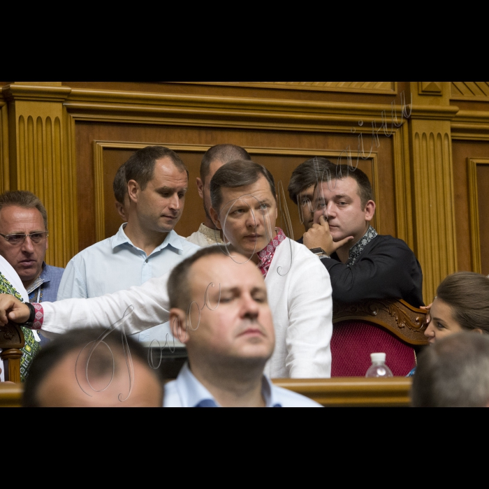 Сесійна зала ВР.
Представники Радикальної партії Олега Ляшка блокують президію у сесійній залі ВР, На 11-ту годину мало розпочатися позачергове засідання Верховної ради.