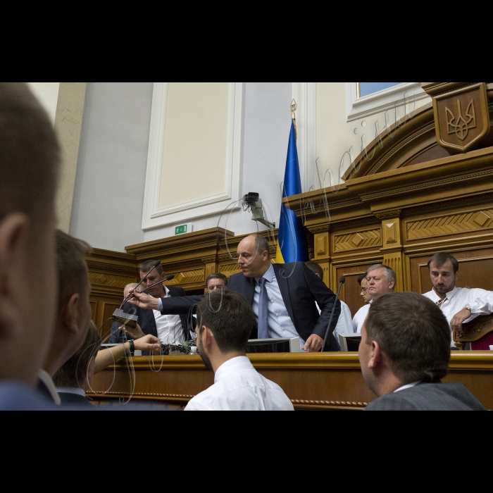 Сесійна зала ВР
Претавники Радикальної партії Олега Ляшка блокують президію у сесійній залі ВР, На 11-ту годину мало розпочатися позачергове засідання Верховної ради
Перший заступник Голови ВР України Андрій Парубій оголосив про початок засідання о 12-й годині.