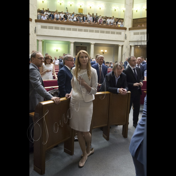 Сесійна зала ВР
Претавники Радикальної партії Олега Ляшка блокують президію у сесійній залі ВР, На 11-ту годину мало розпочатися позачергове засідання Верховної ради
Перший заступник Голови ВР України Андрій Парубій оголосив про початок засідання о 12-й годині.