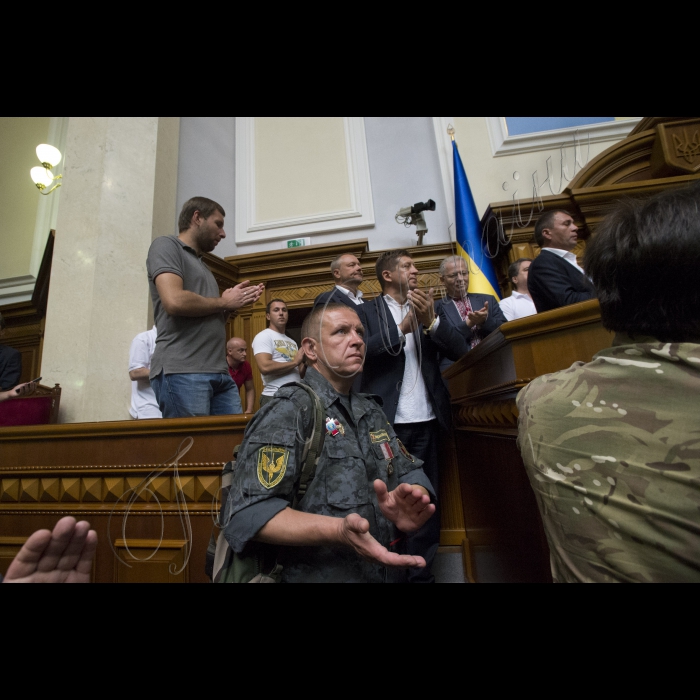 Сесійна зала ВР
Претавники Радикальної партії Олега Ляшка блокують президію у сесійній залі ВР, На 11-ту годину мало розпочатися позачергове засідання Верховної ради
Перший заступник Голови ВР України Андрій Парубій оголосив про початок засідання о 12-й годині.