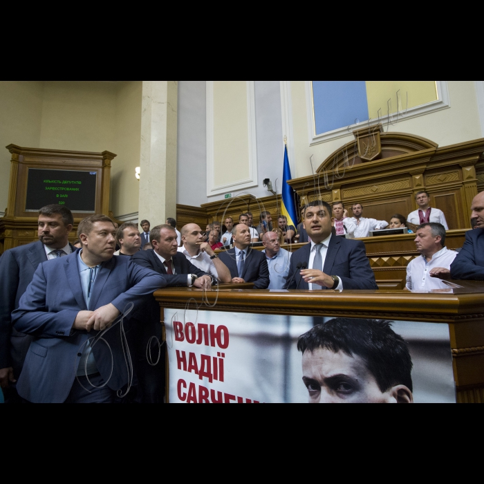 Позачергове засідання ВР, на якому 265-ма голосами «за» проголосований «Проект Закону про внесення змін до Конституції України (щодо децентралізації влади)» № 2217а
Оскільки президія була заблокована представниками радикальної партії Олега Ляшка, Голова ВР України вів засідання з трибуни для виступів. 
