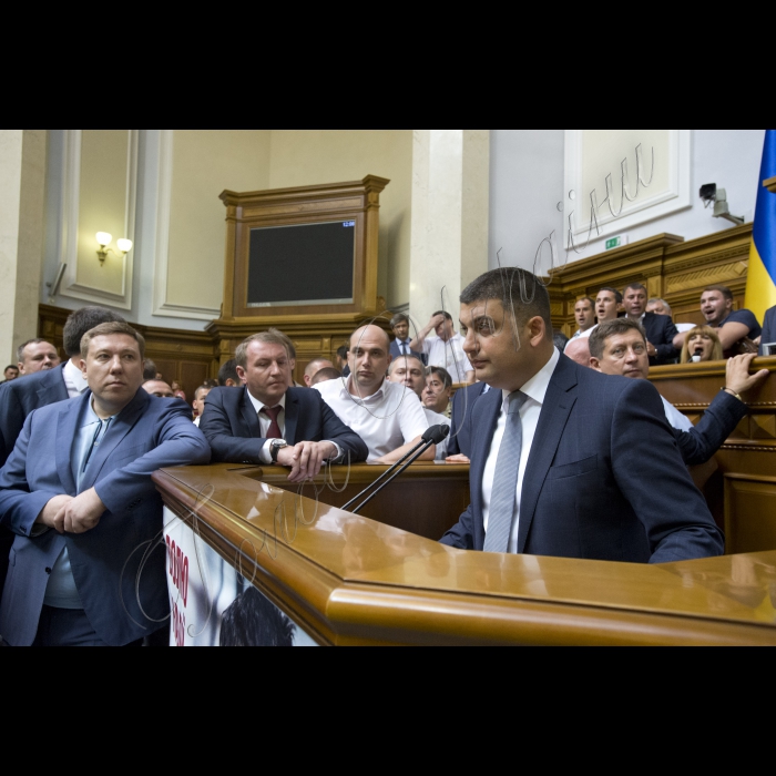 Позачергове засідання ВР, на якому 265-ма голосами «за» проголосований «Проект Закону про внесення змін до Конституції України (щодо децентралізації влади)» № 2217а
Оскільки президія була заблокована представниками радикальної партії Олега Ляшка, Голова ВР України вів засідання з трибуни для виступів. 