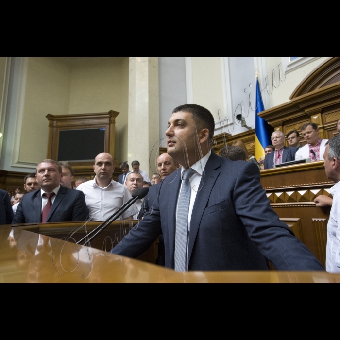 Позачергове засідання ВР, на якому 265-ма голосами «за» проголосований «Проект Закону про внесення змін до Конституції України (щодо децентралізації влади)» № 2217а
Оскільки президія була заблокована представниками радикальної партії Олега Ляшка, Голова ВР України вів засідання з трибуни для виступів. 