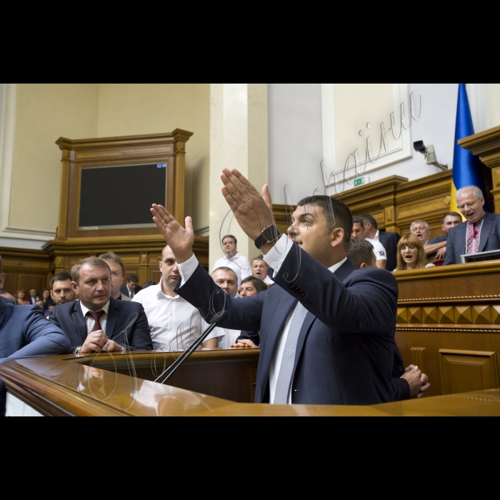 Позачергове засідання ВР, на якому 265-ма голосами «за» проголосований «Проект Закону про внесення змін до Конституції України (щодо децентралізації влади)» № 2217а
Оскільки президія була заблокована представниками радикальної партії Олега Ляшка, Голова ВР України вів засідання з трибуни для виступів. 