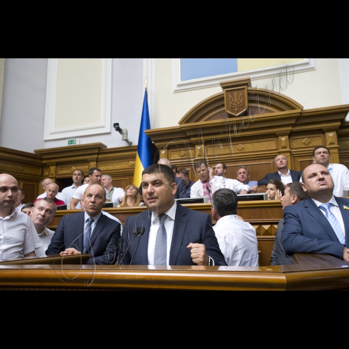 Позачергове засідання ВР, на якому 265-ма голосами «за» проголосований «Проект Закону про внесення змін до Конституції України (щодо децентралізації влади)» № 2217а
Оскільки президія була заблокована представниками радикальної партії Олега Ляшка, Голова ВР України вів засідання з трибуни для виступів. 