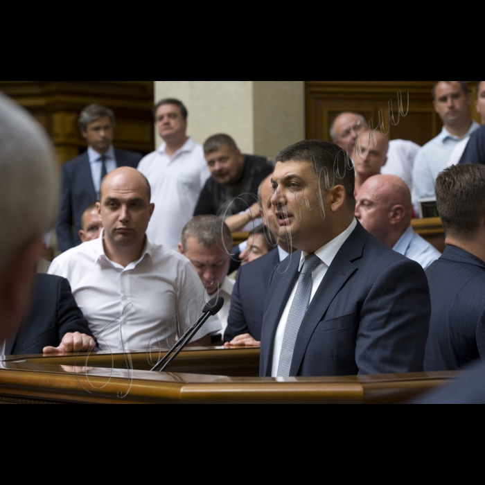 Позачергове засідання ВР, на якому 265-ма голосами «за» проголосований «Проект Закону про внесення змін до Конституції України (щодо децентралізації влади)» № 2217а
Оскільки президія була заблокована представниками радикальної партії Олега Ляшка, Голова ВР України вів засідання з трибуни для виступів. 