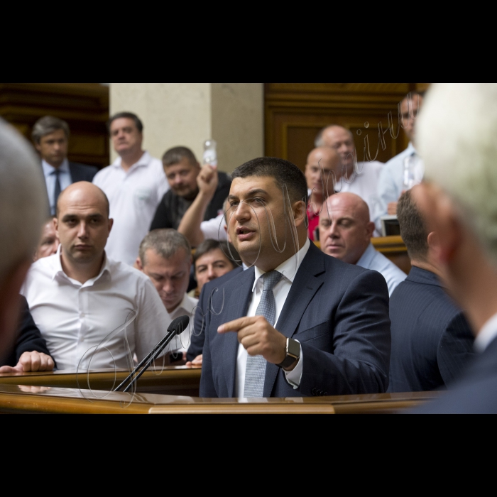 Позачергове засідання ВР, на якому 265-ма голосами «за» проголосований «Проект Закону про внесення змін до Конституції України (щодо децентралізації влади)» № 2217а
Оскільки президія була заблокована представниками радикальної партії Олега Ляшка, Голова ВР України вів засідання з трибуни для виступів. 