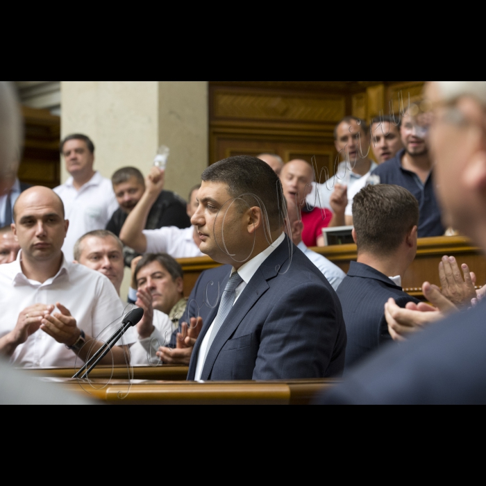 Позачергове засідання ВР, на якому 265-ма голосами «за» проголосований «Проект Закону про внесення змін до Конституції України (щодо децентралізації влади)» № 2217а
Оскільки президія була заблокована представниками радикальної партії Олега Ляшка, Голова ВР України вів засідання з трибуни для виступів. 