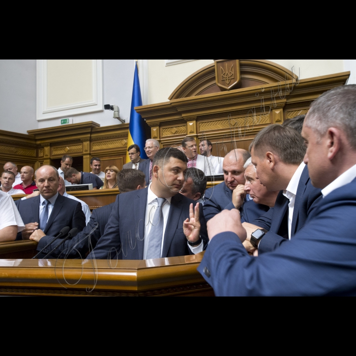 Позачергове засідання ВР, на якому 265-ма голосами «за» проголосований «Проект Закону про внесення змін до Конституції України (щодо децентралізації влади)» № 2217а
Оскільки президія була заблокована представниками радикальної партії Олега Ляшка, Голова ВР України вів засідання з трибуни для виступів. 