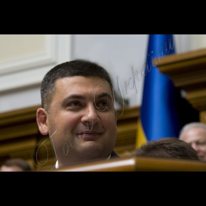 Позачергове засідання ВР, на якому 265-ма голосами «за» проголосований «Проект Закону про внесення змін до Конституції України (щодо децентралізації влади)» № 2217а
Оскільки президія була заблокована представниками радикальної партії Олега Ляшка, Голова ВР України вів засідання з трибуни для виступів. 