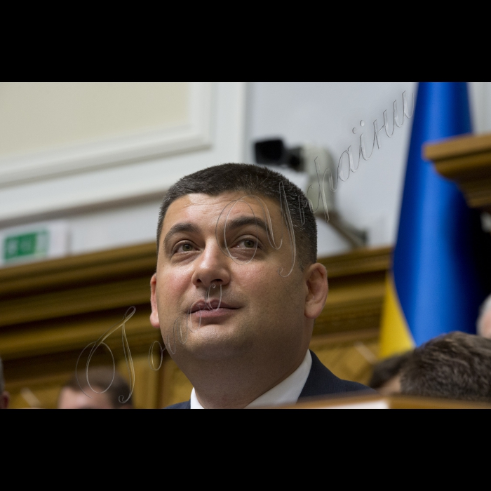 Позачергове засідання ВР, на якому 265-ма голосами «за» проголосований «Проект Закону про внесення змін до Конституції України (щодо децентралізації влади)» № 2217а
Оскільки президія була заблокована представниками радикальної партії Олега Ляшка, Голова ВР України вів засідання з трибуни для виступів. 