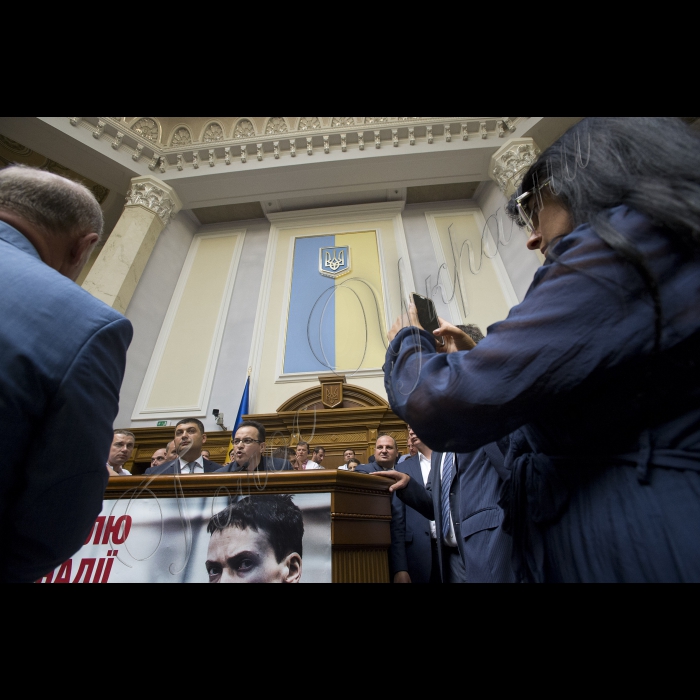 Позачергове засідання ВР, на якому 265-ма голосами «за» проголосований «Проект Закону про внесення змін до Конституції України (щодо децентралізації влади)» № 2217а
Оскільки президія була заблокована представниками радикальної партії Олега Ляшка, Голова ВР України вів засідання з трибуни для виступів. 