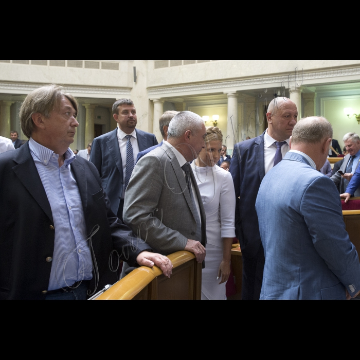 Позачергове засідання ВР, на якому 265-ма голосами «за» проголосований «Проект Закону про внесення змін до Конституції України (щодо децентралізації влади)» № 2217а
Оскільки президія була заблокована представниками радикальної партії Олега Ляшка, Голова ВР України вів засідання з трибуни для виступів. 