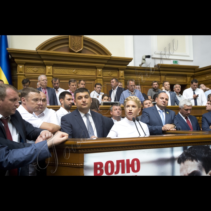 Позачергове засідання ВР, на якому 265-ма голосами «за» проголосований «Проект Закону про внесення змін до Конституції України (щодо децентралізації влади)» № 2217а
Оскільки президія була заблокована представниками радикальної партії Олега Ляшка, Голова ВР України вів засідання з трибуни для виступів. 