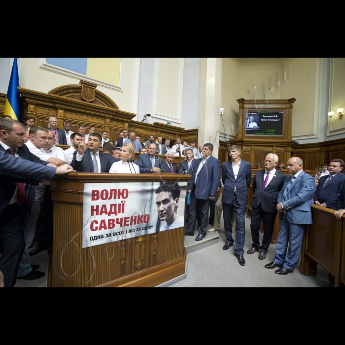 Позачергове засідання ВР, на якому 265-ма голосами «за» проголосований «Проект Закону про внесення змін до Конституції України (щодо децентралізації влади)» № 2217а
Оскільки президія була заблокована представниками радикальної партії Олега Ляшка, Голова ВР України вів засідання з трибуни для виступів. 