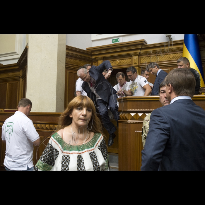 Позачергове засідання ВР, на якому 265-ма голосами «за» проголосований «Проект Закону про внесення змін до Конституції України (щодо децентралізації влади)» № 2217а
Оскільки президія була заблокована представниками радикальної партії Олега Ляшка, Голова ВР України вів засідання з трибуни для виступів. 